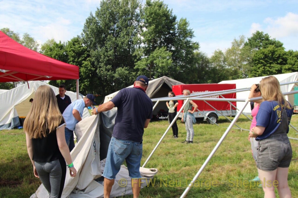 Aufbau des Zeltes für eine Nacht Zeltaufbau