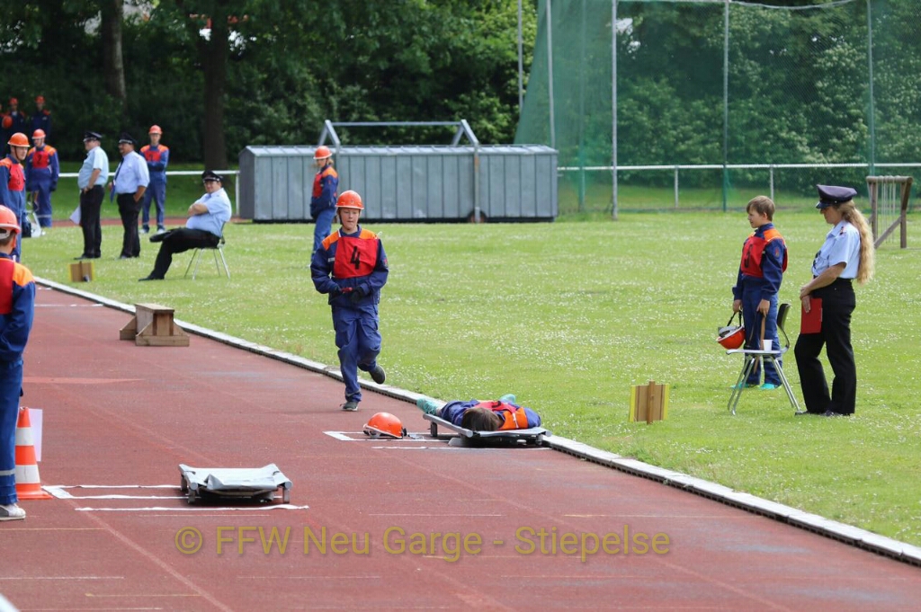 B-Teil: Staffelauf - Läufer 4 übergibt an Läufer 5 Staffellauf