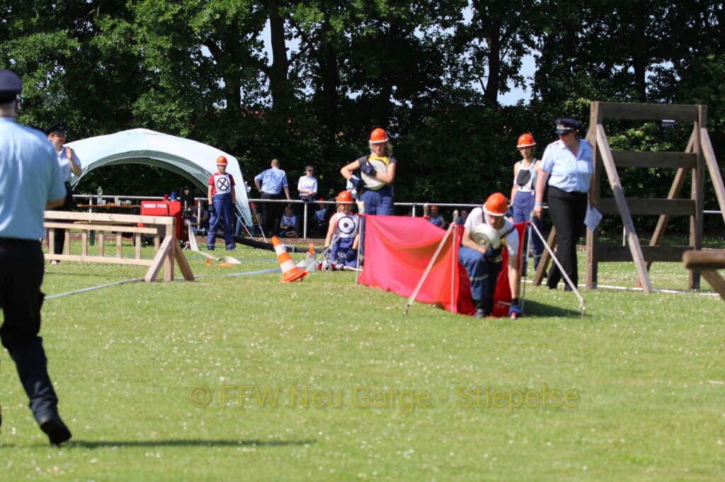 Der Schlauchtrupp muss durch den Kriechtunnel Krichtunnel